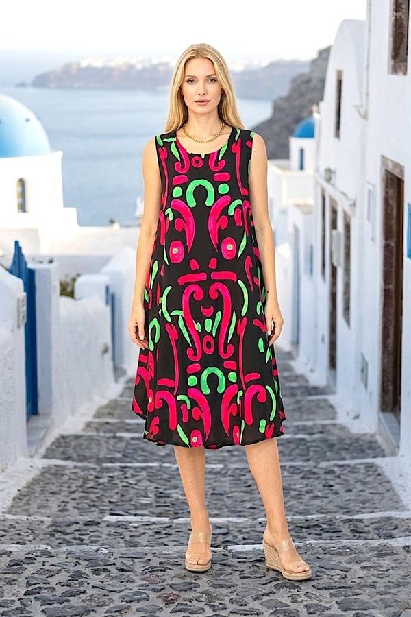 Siyah zemin üzerine pembe ve yeşil desenli, U yaka, askılı, midi boy viskon elbise.