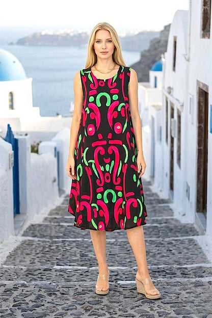 Siyah zemin üzerine pembe ve yeşil desenli, U yaka, askılı, midi boy viskon elbise.