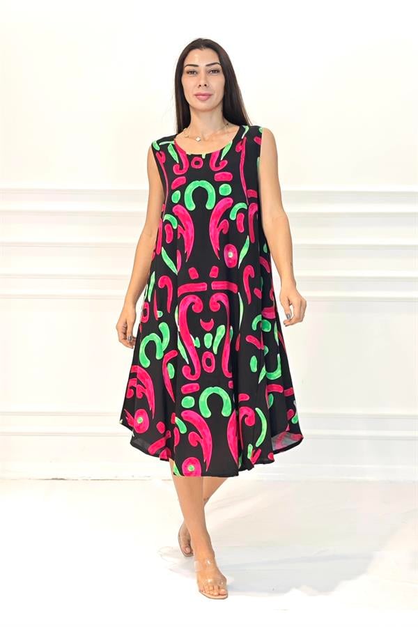 Siyah zemin üzerine pembe ve yeşil desenli, U yaka, askılı midi viskon elbise.