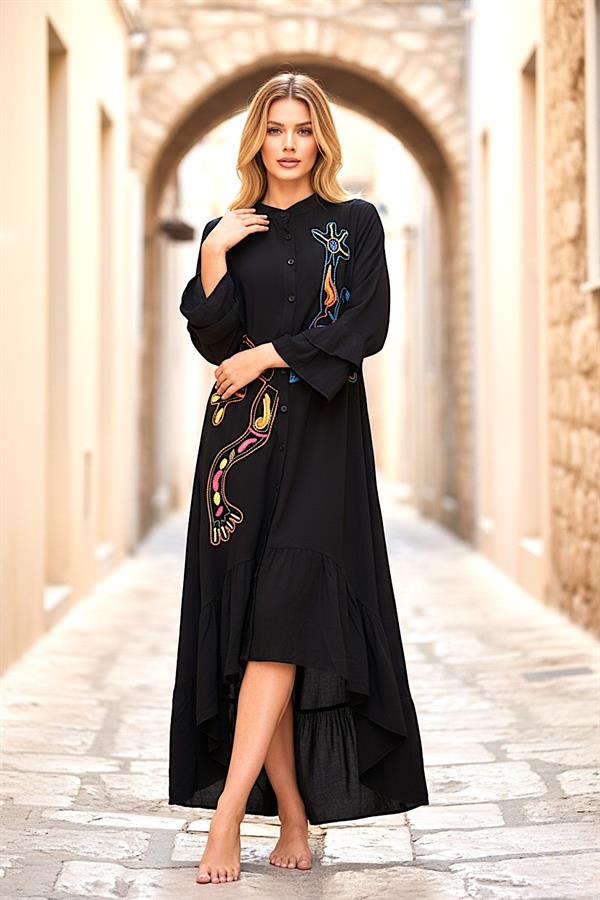 Siyah renkli, dik yakalı, önü nakışlı, volanlı kollu ve asimetrik etek uçlu uzun viskon elbise.