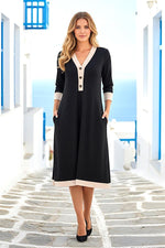 Bej detaylı, düğmeli ve cepli siyah modal elbise.