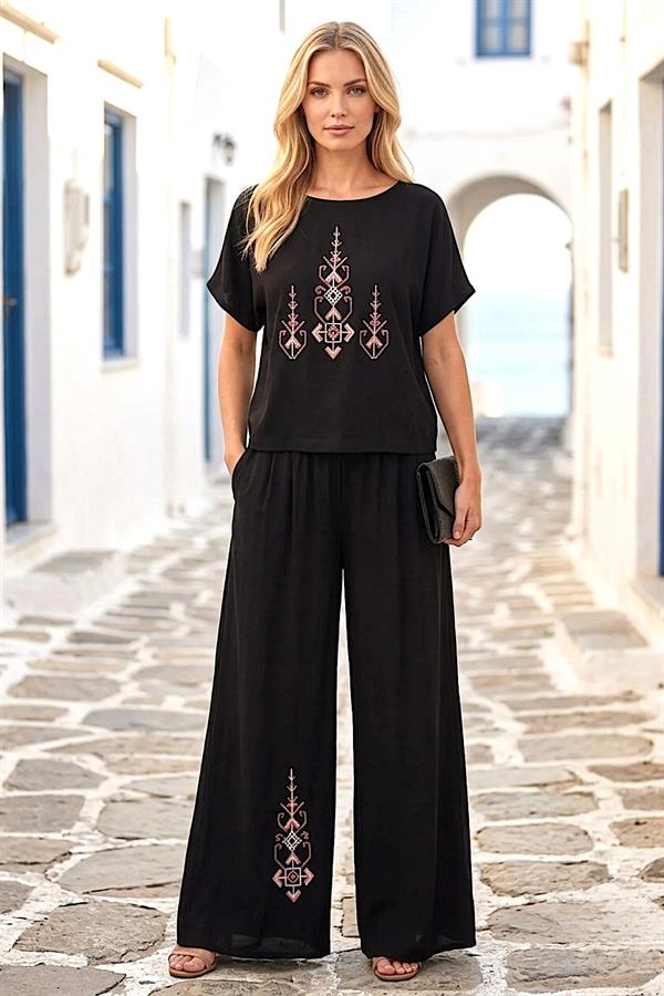 Siyah renkli, etnik nakış detaylı, kısa kollu bluz ve geniş paça pantolondan oluşan ikili takım.