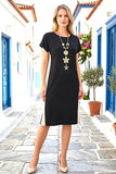 Siyah renkli, yanları bej garnili, kısa kollu ve diz boyu modal elbise.