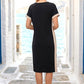 Siyah renkli, yanları bej garnili, kısa kollu ve diz boyu modal elbise.