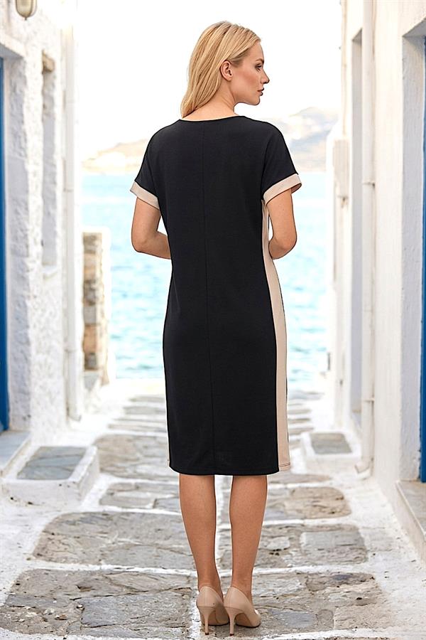 Siyah renkli, yanları bej garnili, kısa kollu ve diz boyu modal elbise.