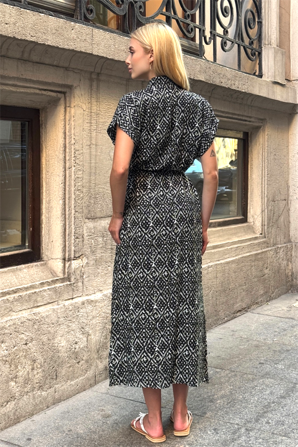 Siyah beyaz desenli, gömlek yakalı, kemerli ve uzun viskon elbise.