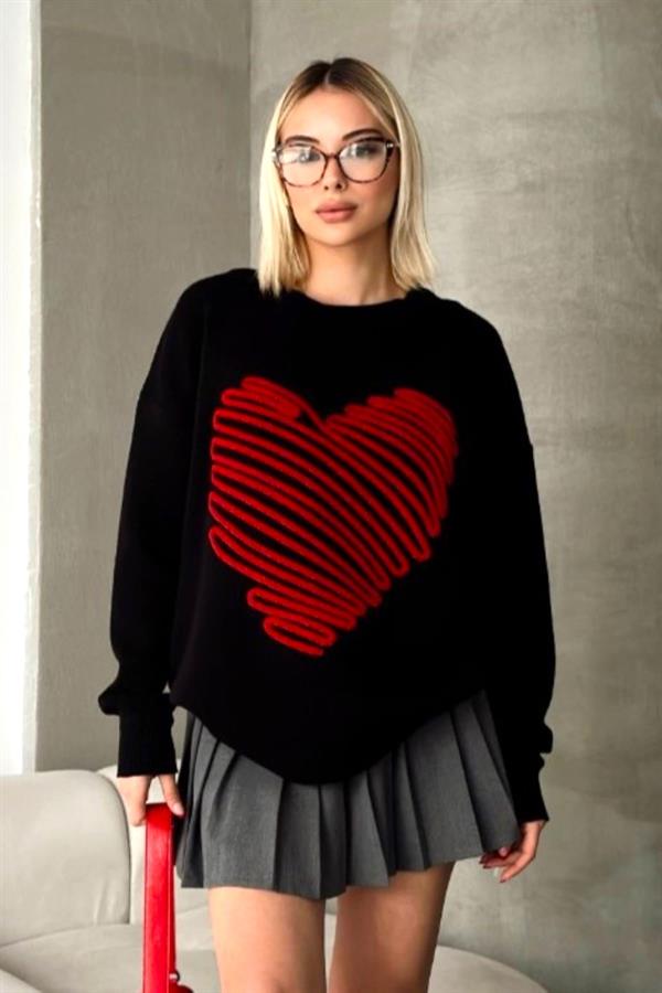 Siyah renkli, önünde kırmızı kabartmalı büyük kalp deseni bulunan triko kazak.