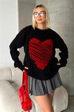 Siyah zemin üzerinde kırmızı kabartmalı büyük kalp desenli triko kazak.