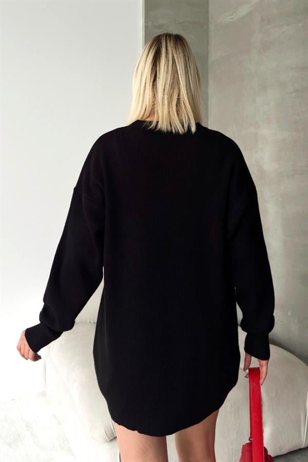 Siyah renkli, uzun kollu ve triko kumaştan üretilmiş standart beden kazak.