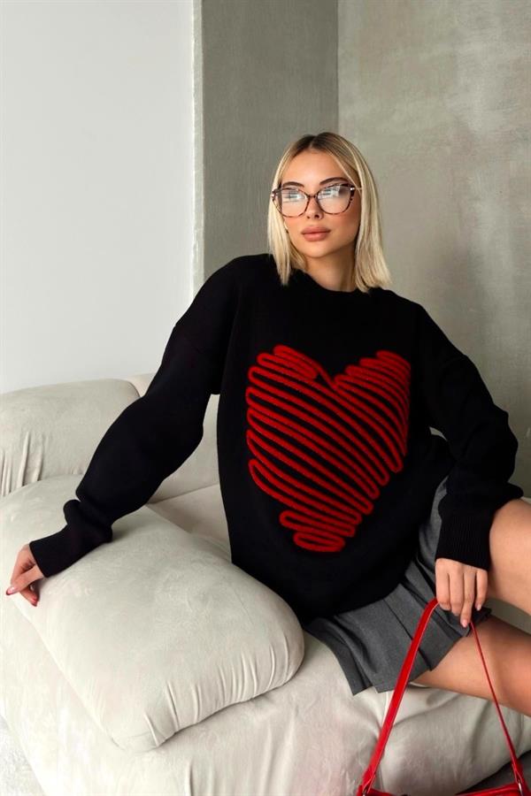 Siyah zemin üzerinde kırmızı kabartmalı büyük kalp desenli triko kazak.
