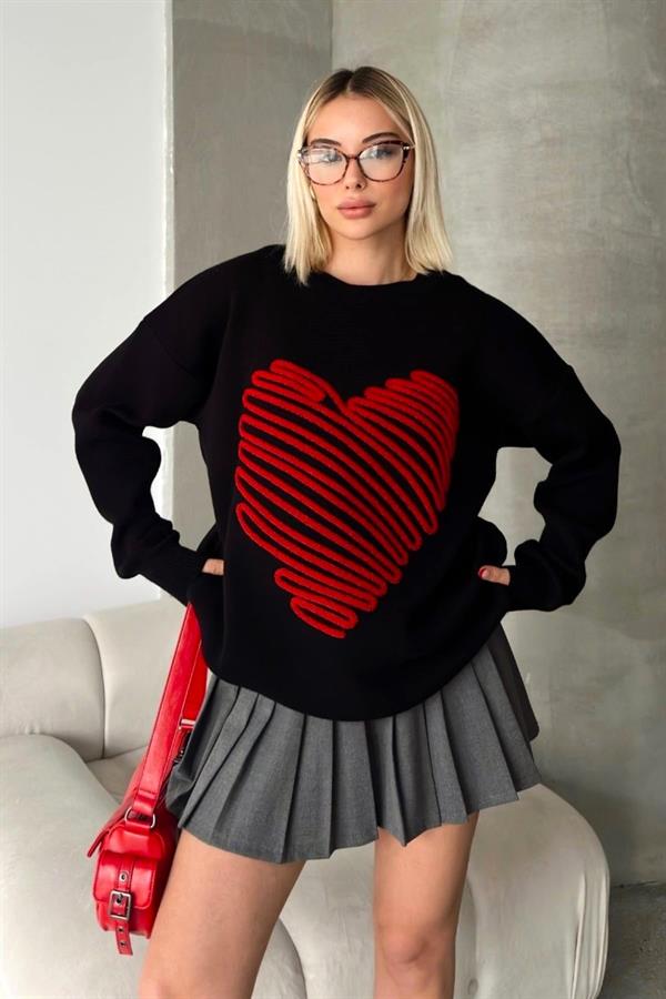 Siyah zemin üzerinde kırmızı kabartmalı büyük kalp desenli triko kazak.