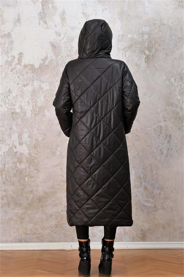 Siyah kapüşonlu, baklava desenli ve uzun şişme kaban.