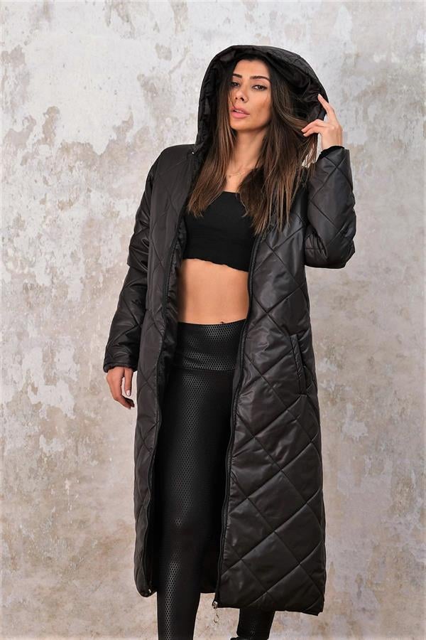 Siyah kapüşonlu, baklava desenli ve fermuarlı uzun şişme kaban.