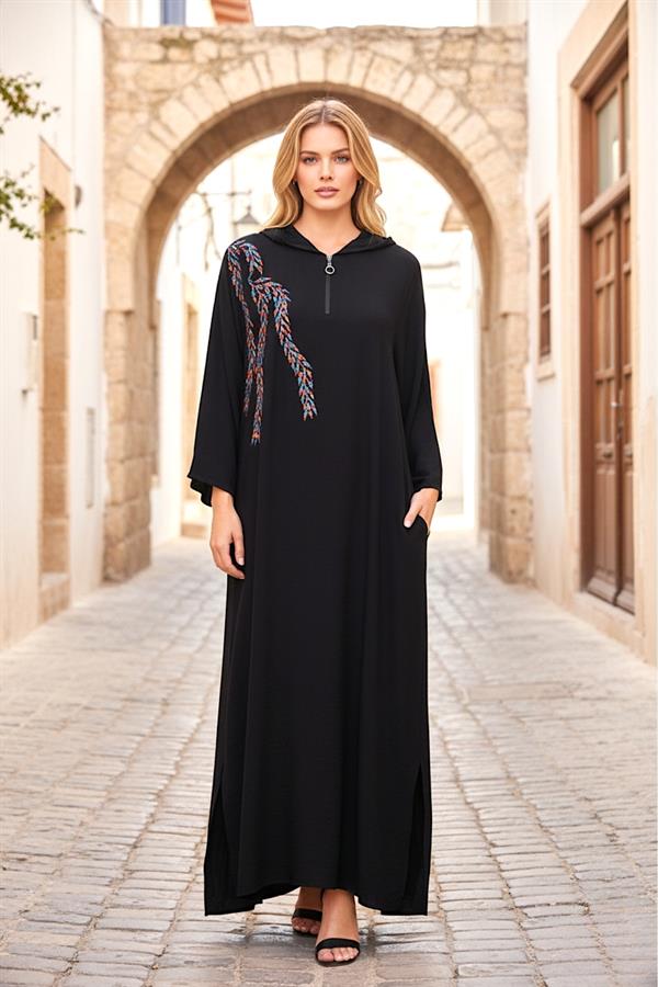Siyah, kapüşonlu, nakış detaylı, fermuarlı, cepli ve yan yırtmaçlı uzun oversize elbise.