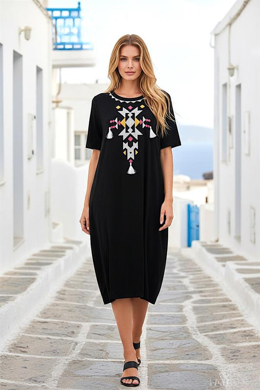 Siyah Kayık Yaka Nakışlı Püsküllü Cepli Penye Midi Elbise