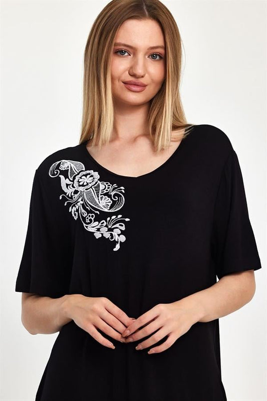 Siyah Kısa Kollu Yakası Nakışlı Cepli Midi Penye Elbise