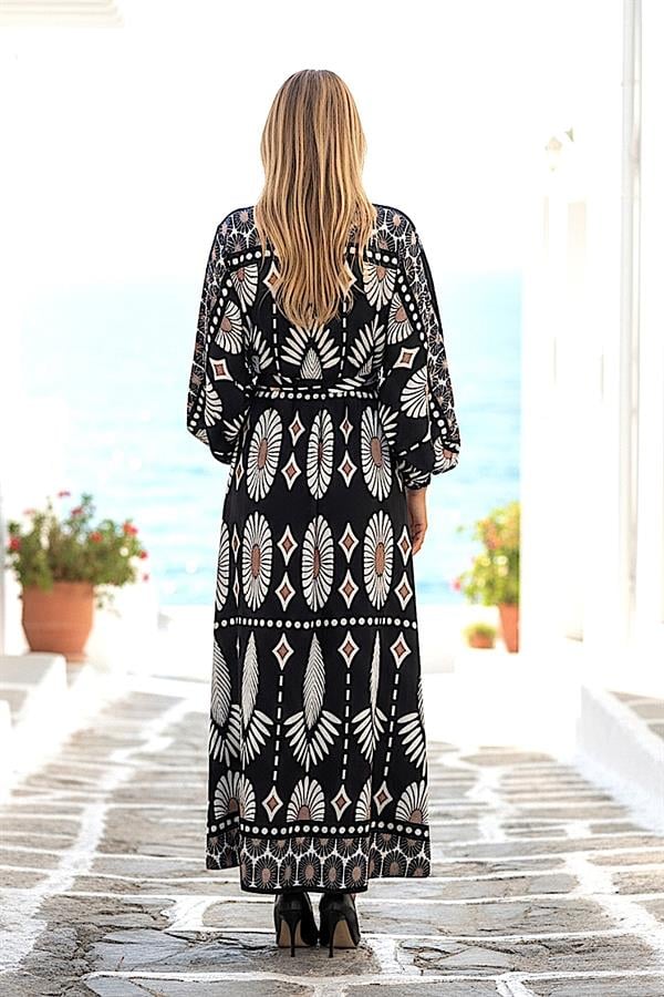Siyah zemin üzerine beyaz ve kahverengi geometrik desenli, kuşaklı, uzun viskon elbise.