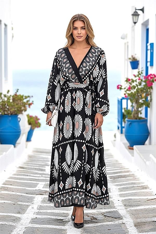 Siyah kruvaze yaka, kuşaklı ve beyaz desenli uzun viskon elbise.