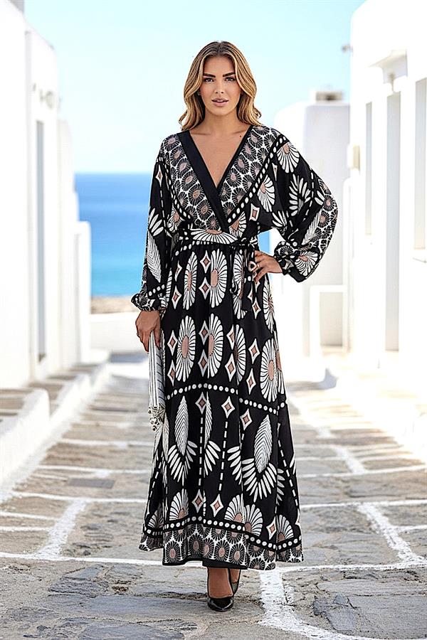 Siyah renkli, kruvaze yakalı, desenli ve kuşaklı uzun viskon elbise.