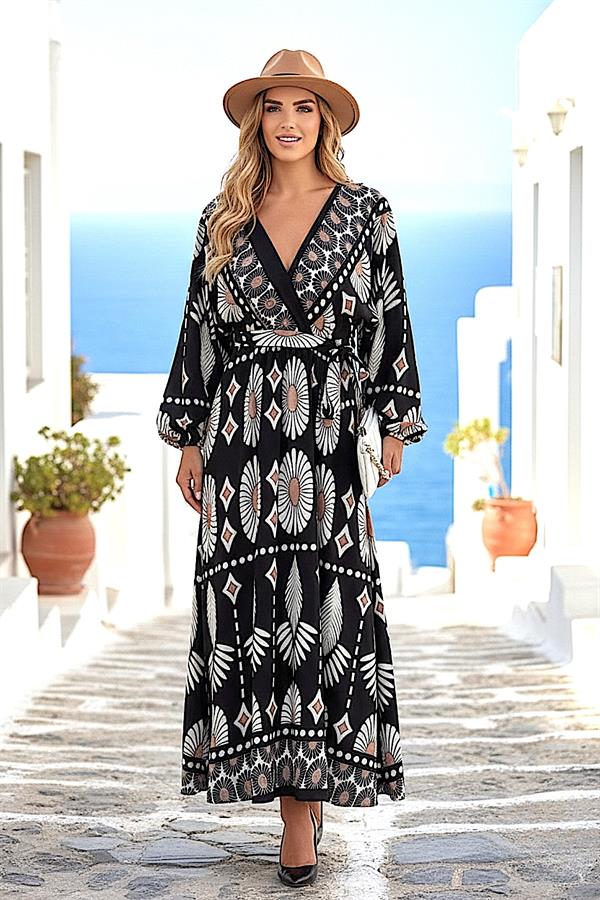 Siyah renkli, kruvaze yakalı, desenli ve kuşaklı uzun viskon elbise.