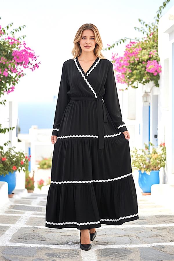 Beyaz zikzak detaylı, kuşaklı, uzun kollu ve kat kat tasarımlı siyah viskon elbise.