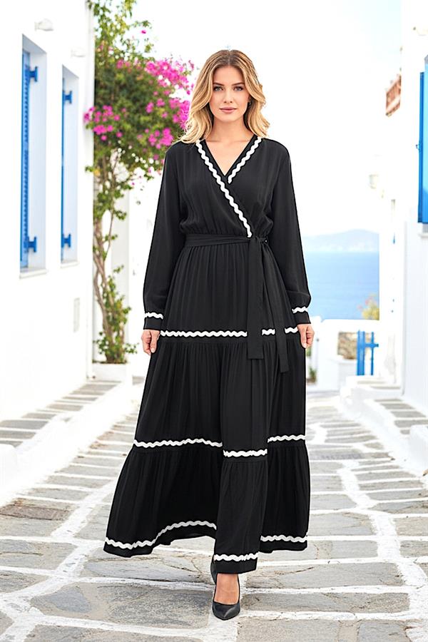 Beyaz dalgalı şerit detaylı, kuşaklı, siyah kruvaze yaka uzun viskon elbise.