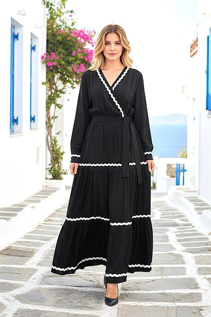 Beyaz dalgalı şerit detaylı, kuşaklı, siyah kruvaze yaka uzun viskon elbise.