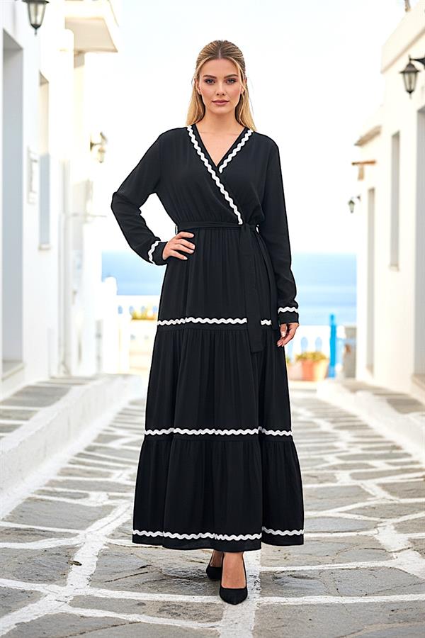 Beyaz dalgalı şerit detaylı, kuşaklı, siyah kruvaze yaka uzun viskon elbise.