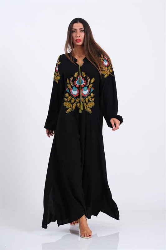 Siyah, önü ve kolları nakışlı, püskül detaylı, balon kollu uzun viskon elbise.