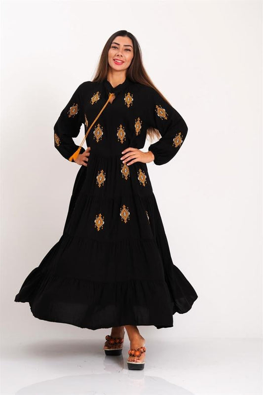 Siyah renkli, önü ve kolları otantik nakış işlemeli, kat kat etekli uzun viskon elbise.