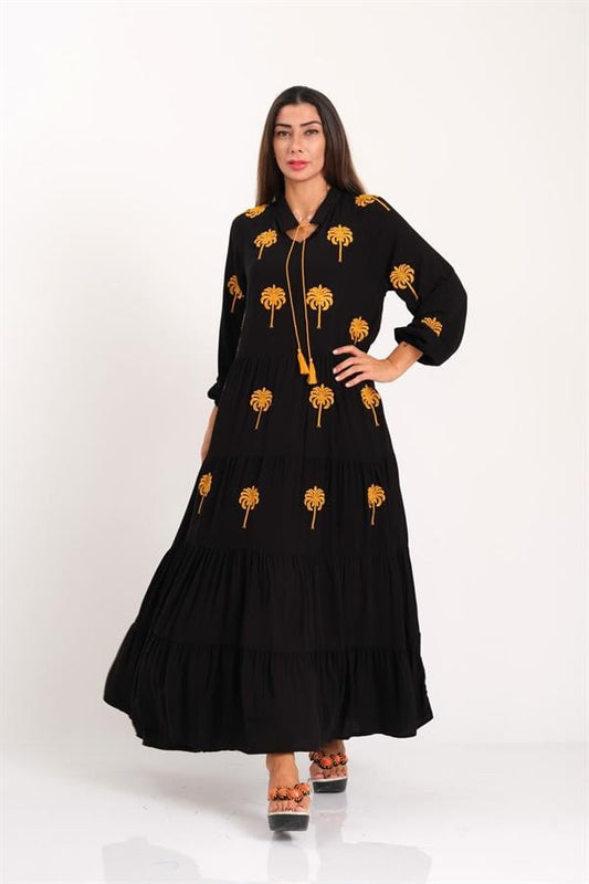 Siyah, önü ve kolları sarı palmiye nakışlı, püskül bağcıklı, kat kat uzun viskon elbise.