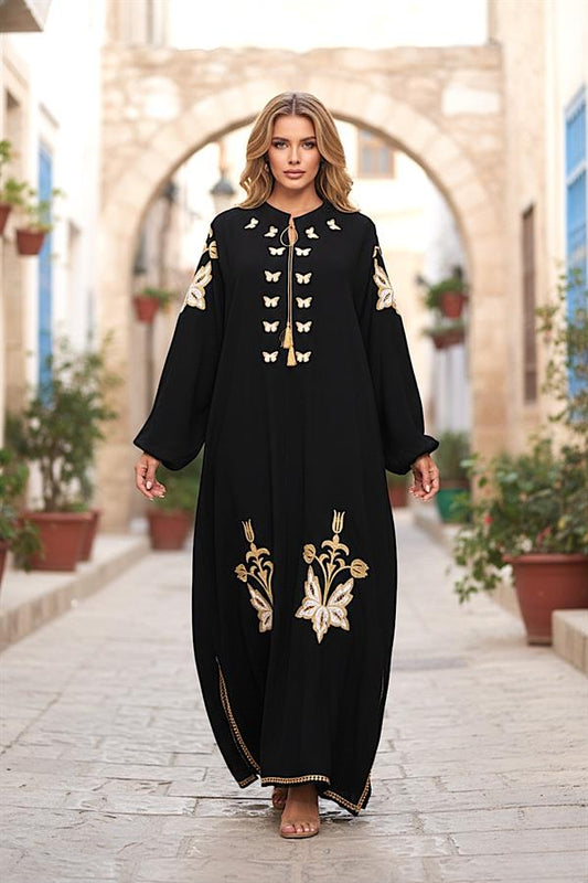 Siyah, sıfır yaka, balon kollu ve otantik nakış detaylı uzun viskon elbise.