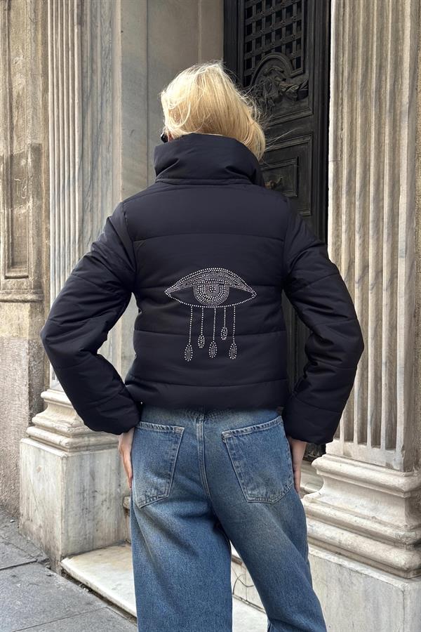 Siyah Sırtı Taş Baskılı Dik Yaka Kısa Şişme Mont