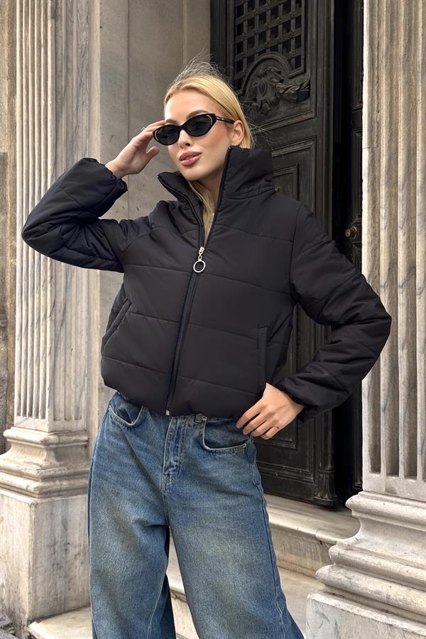 Siyah Sırtı Taş Baskılı Dik Yaka Kısa Şişme Mont