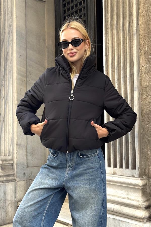 Siyah Sırtı Taş Baskılı Dik Yaka Kısa Şişme Mont