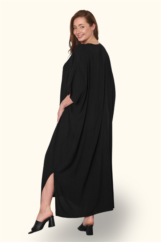 Siyah, V yakalı, yan yırtmaçlı ve cepli, oversize kesim uzun viskon elbise.