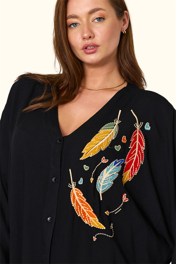 Siyah V yaka, göğüs kısmında renkli tüy nakışları bulunan oversize uzun gömlek elbise.