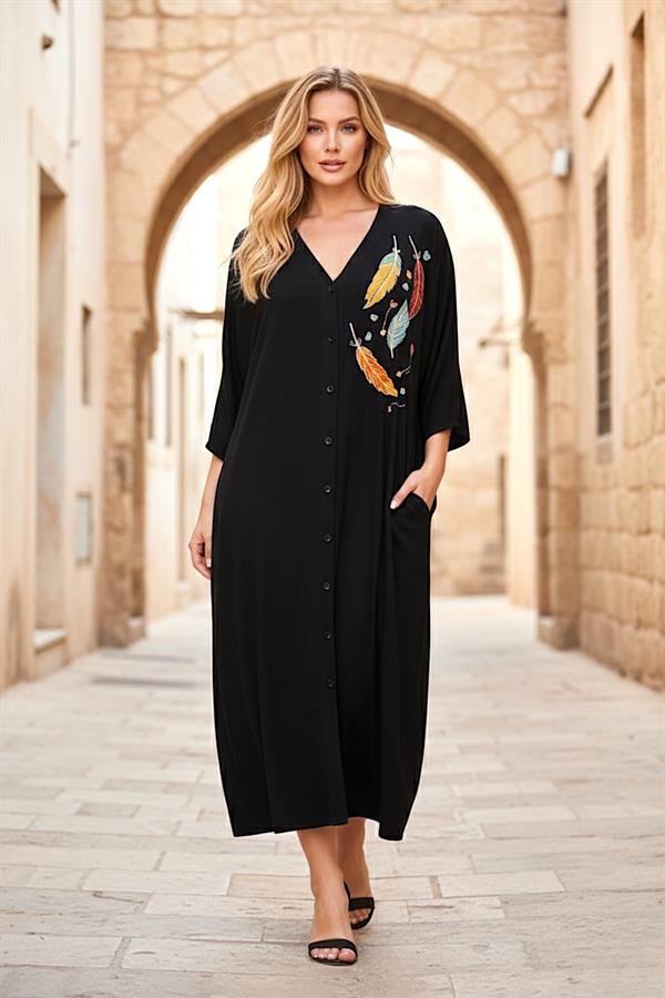 Siyah, V yaka, göğsü tüy nakışlı, cepli ve oversize uzun viskon gömlek elbise.