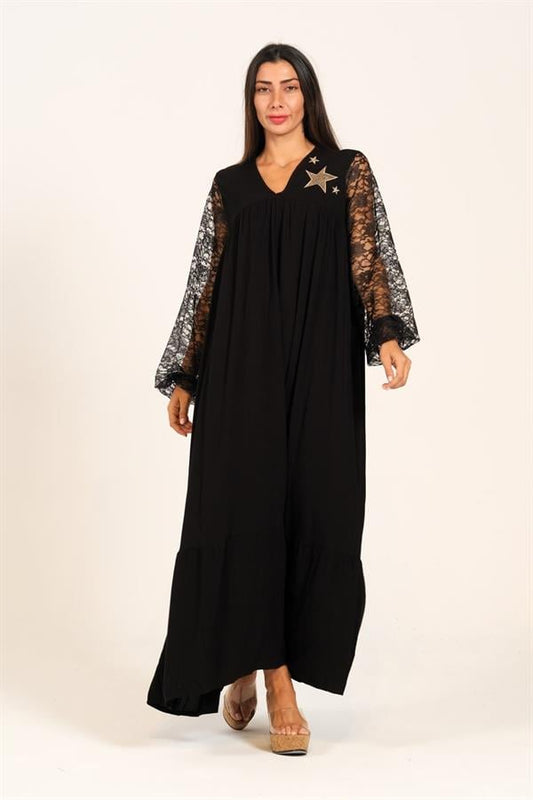 Siyah V yaka, uzun dantel kollu ve yaka kısmında yıldız nakış detayı bulunan uzun elbise.