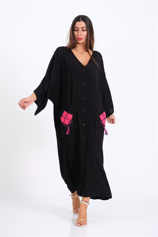Siyah V yaka, omuzları pencereli, cepleri nakışlı ve püsküllü oversize uzun gömlek elbise.