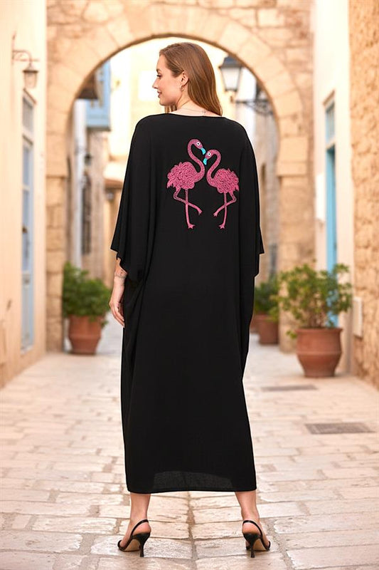 Sırtında flamingo nakışı bulunan, siyah, oversize, uzun viskon gömlek elbise.