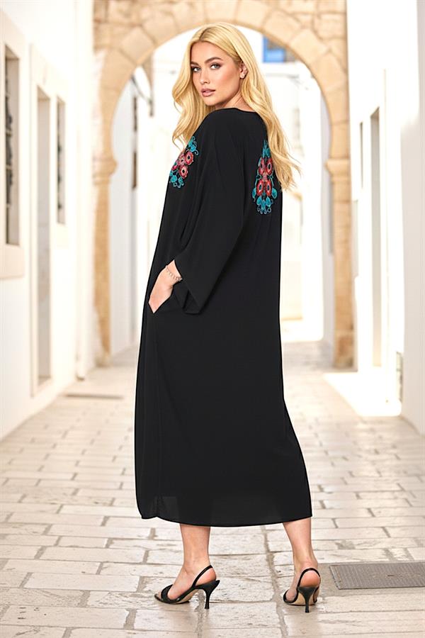 Siyah, V yaka, cepli, oversize uzun elbise, göğüs ve sırt kısmında çiçek nakış detaylı.
