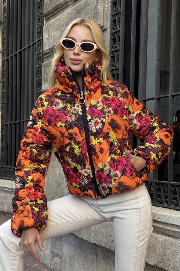 Turuncu renkli, dik yakalı, çiçek desenli ve kısa kesim şişme mont.