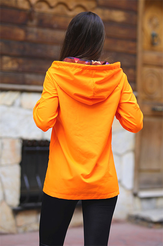 Sırtı dönük, kapüşonlu, canlı turuncu renkli, ince kumaştan üretilmiş fermuarlı yağmurluk.