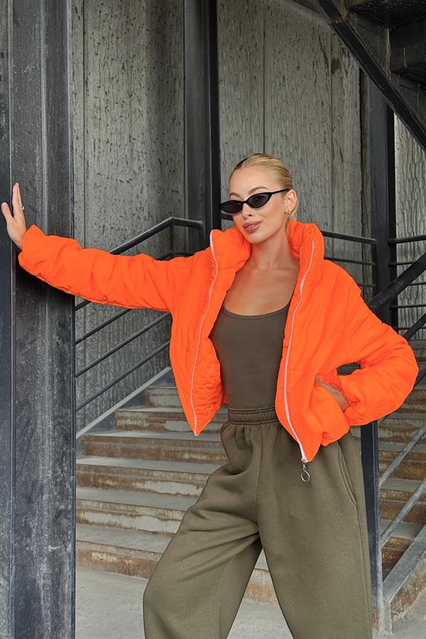 Turuncu Sırtı Taş Baskılı Dik Yaka Kısa Şişme Mont