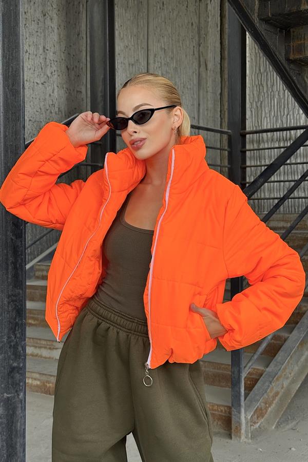 Turuncu Sırtı Taş Baskılı Dik Yaka Kısa Şişme Mont