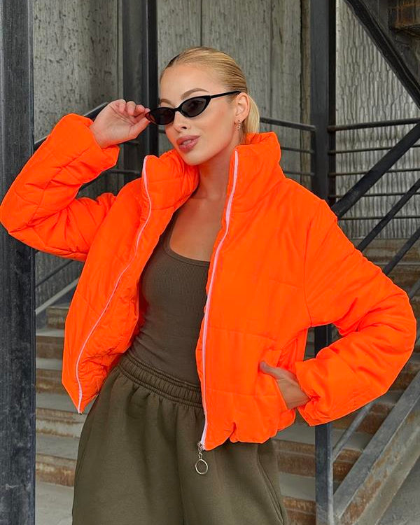 Turuncu Sırtı Taş Baskılı Dik Yaka Kısa Şişme Mont