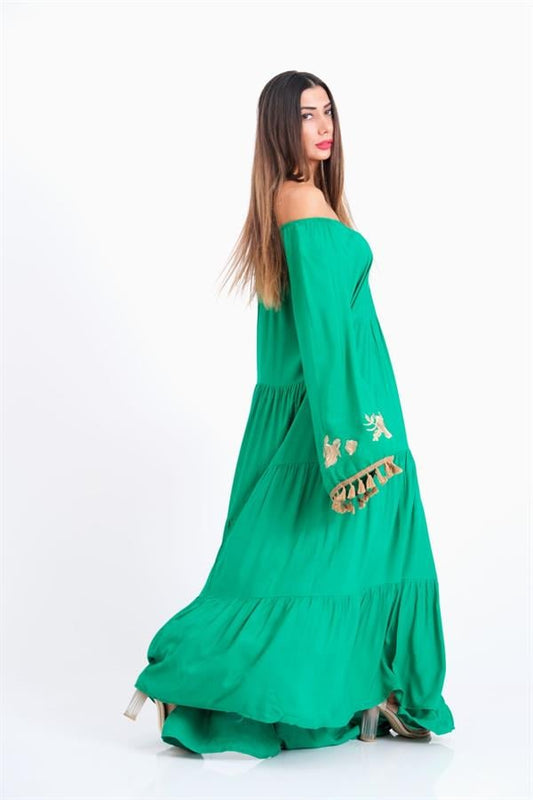 Yeşil, Carmen yakalı, nakışlı İspanyol kollu ve kat kat etekli uzun viskon elbise.