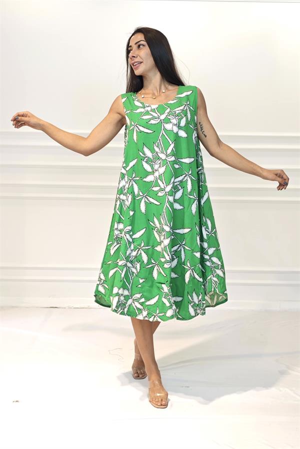 Yeşil zemin üzerine beyaz çiçek desenli, U yakalı, askılı ve midi boy viskon elbise.
