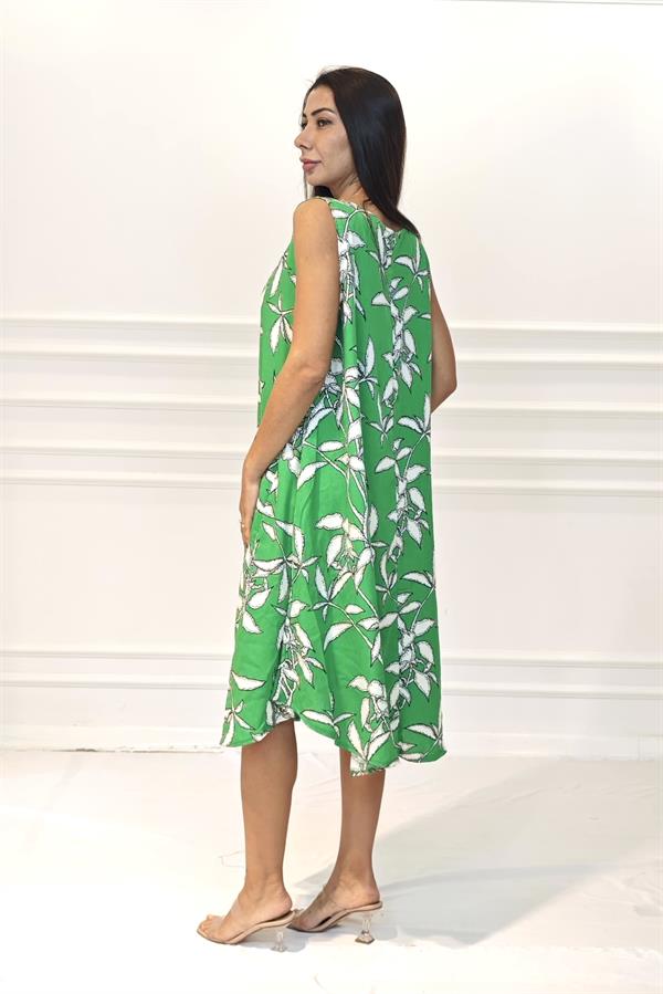 Yeşil zemin üzerine beyaz çiçek desenli, U yakalı, askılı ve midi boy viskon elbise.